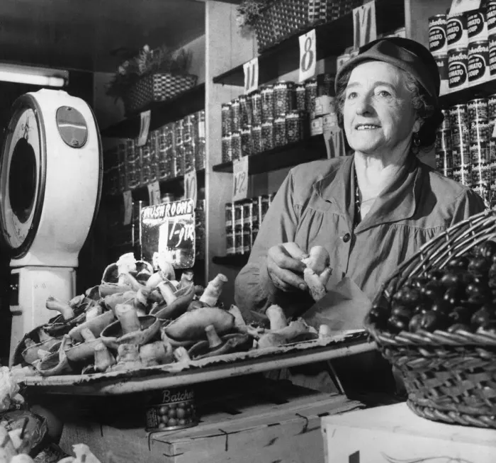 Framed Print : St Johns Old Market, Liverpool, 26th September 1958. Blundellsands woman selling Formby Framed Print : St Johns Old Market, Liverpool, 26th September 1958. Blundellsands woman selling Formby