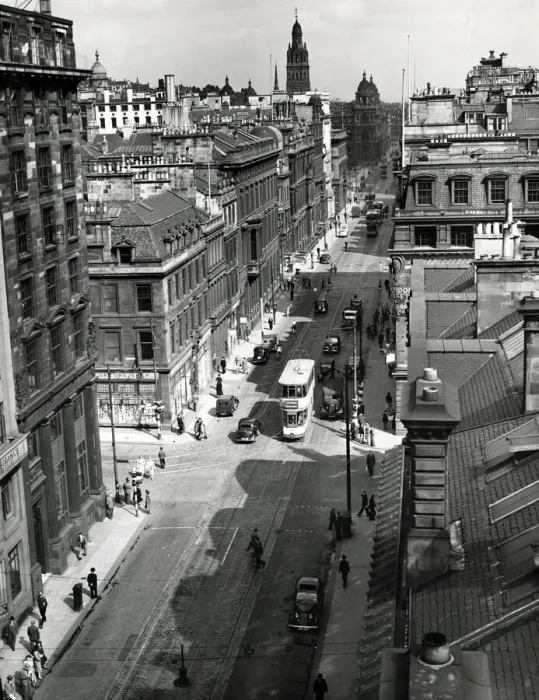 Framed Print : St Vincent Street Glasgow street scene old fashioned lamp posts shop signs Framed Print : St Vincent Street Glasgow street scene old fashioned lamp posts shop signs