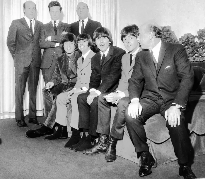 Framed Print : (Standing from L-R): Dick Lester, record producer Brian Epstein (centre Framed Print : (Standing from L-R): Dick Lester, record producer Brian Epstein (centre
