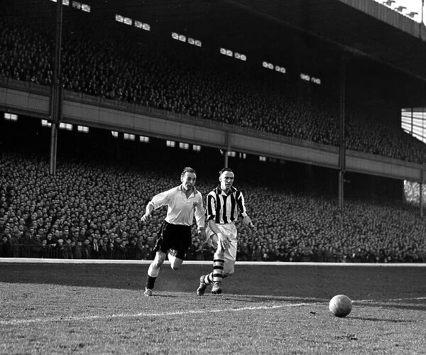 Stanley Matthews in action for Blackpool against Arsenal 28th February 1953
