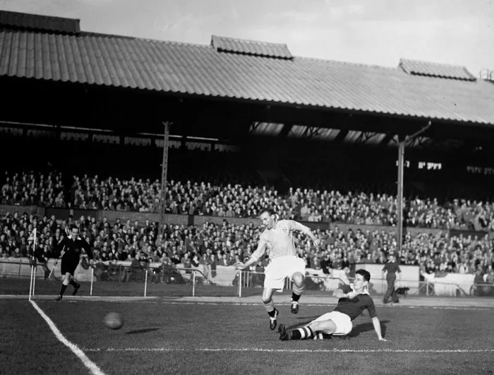 Framed Print : Stanley Matthews in action for Blackpool against Chelsea 10th September 1952 Framed Print : Stanley Matthews in action for Blackpool against Chelsea 10th September 1952