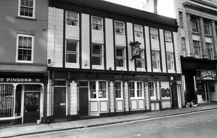 Framed Print : The Star Inn, Public House, Westgate Road, Newcastle, 1st October 1986 Framed Print : The Star Inn, Public House, Westgate Road, Newcastle, 1st October 1986