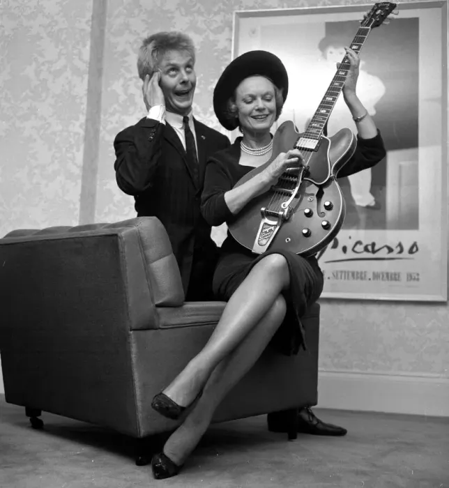 Framed Print : Stars of the new musical Charlie Girl'Joe Brown