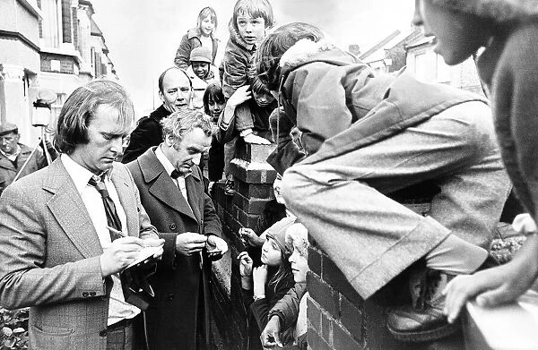 Stars of The Sweeney John Thaw & Dennis Waterman 1976 sign autographs for fans