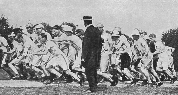 The start of the 1908 Olympic Marathon at Windsor Castle 24 July 1908 *** Local Caption