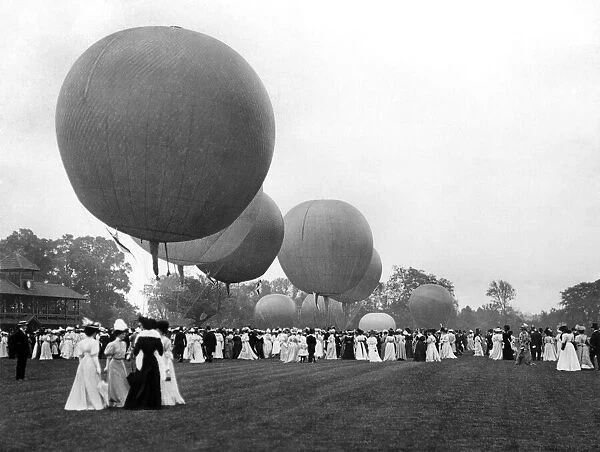 Start of the Balloon Race for Harvard Cup. May 1907 P001273