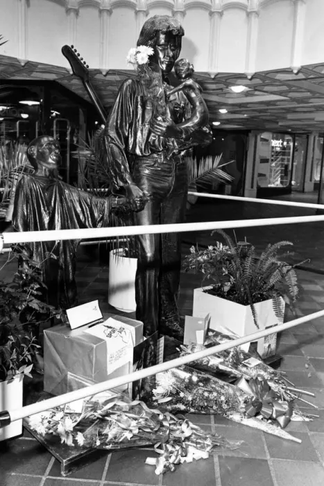 Framed Print : Statue of Bob Geldof at Cavern Walks, Liverpool. Circa 1986