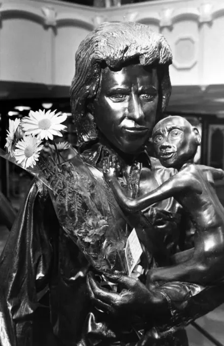 Framed Print : Statue of Bob Geldof at Cavern Walks, Liverpool. Circa 1986