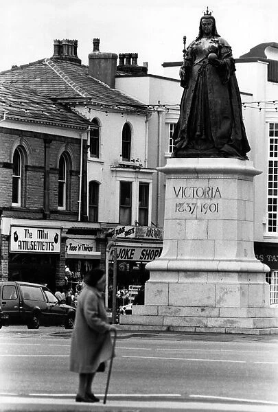 The statue of Queen Victoria on Neville Street, Southport. 15th July 1985
