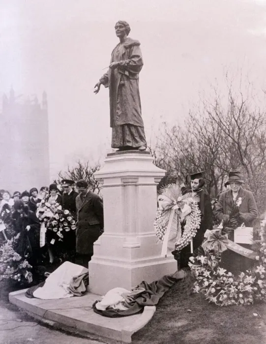 Framed Print : Statue Unvieled March 1930 of Mrs Emmeline Pankhurst in Victoriatower Gardens