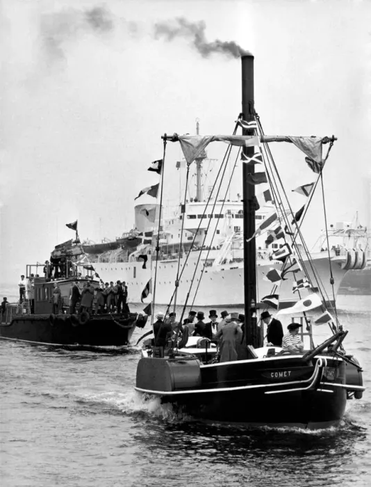 Framed Print : Full steam ahead... the new Comet repeats histroy as she sails down the Clyde with