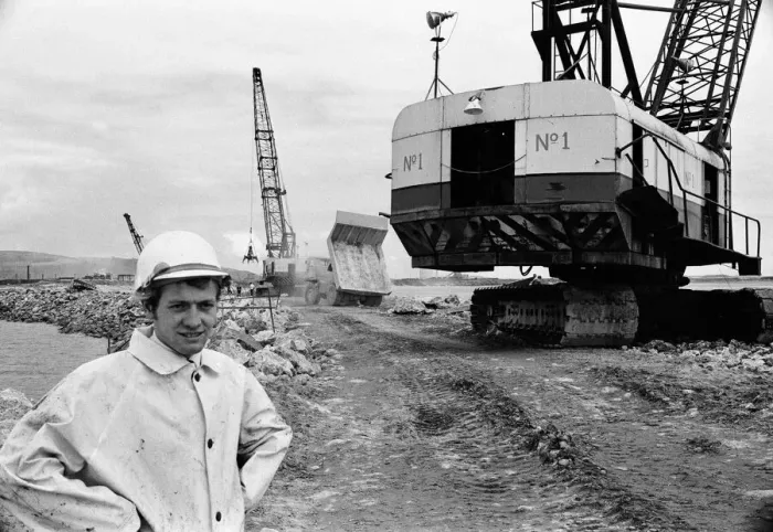 Framed Print : Steel Company of Wales worker David Pinch, 20 directs a huge American crane Framed Print : Steel Company of Wales worker David Pinch, 20 directs a huge American crane