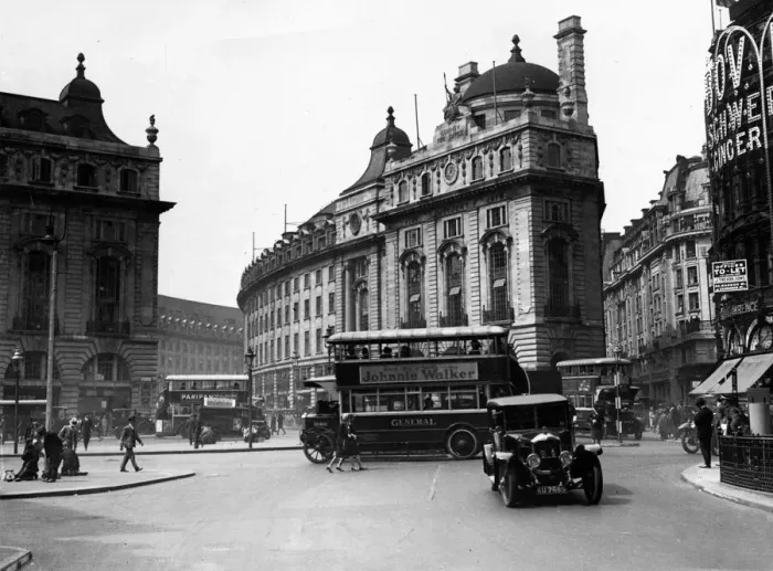 Framed Print : Steet scene showing the traffic in Picadilly Circus, Central London. Circa 1925 Framed Print : Steet scene showing the traffic in Picadilly Circus, Central London. Circa 1925