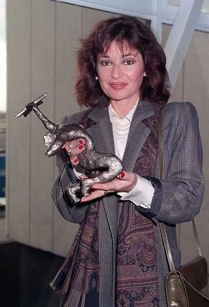 Stephanie Beacham Actress with award 1990 A©Mirrorpix