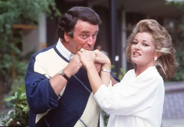 Framed Print : Stephanie Beecham actress with Terry Wogan - June 1986 dbase MSI Framed Print : Stephanie Beecham actress with Terry Wogan - June 1986 dbase MSI