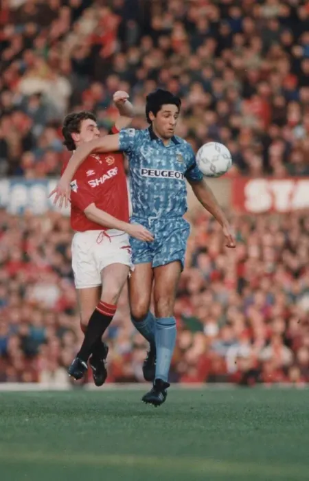Framed Print : Steve Bruce finds his way barred by Robert Rosarios elbow during Coventry City Framed Print : Steve Bruce finds his way barred by Robert Rosarios elbow during Coventry City