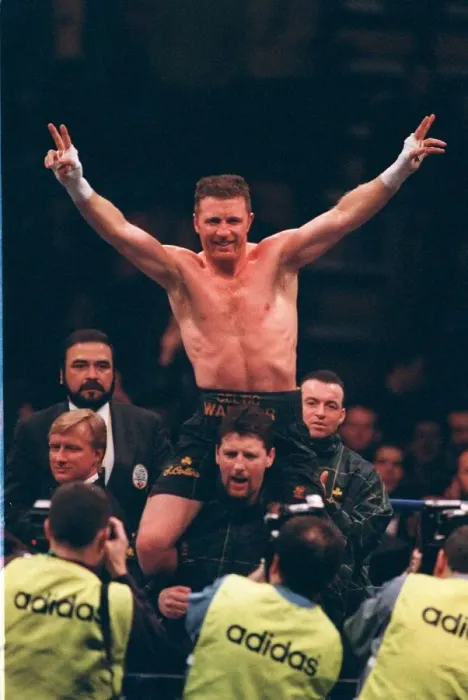 Framed Print : Steve Collins on the shoulders of his corner team after defendinf his WBO super middle Framed Print : Steve Collins on the shoulders of his corner team after defendinf his WBO super middle