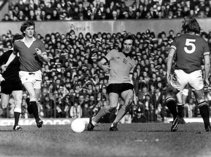 Framed Print : Steve Daley Manchester United v Wolves March 1976 Steve Daley sends a pass between