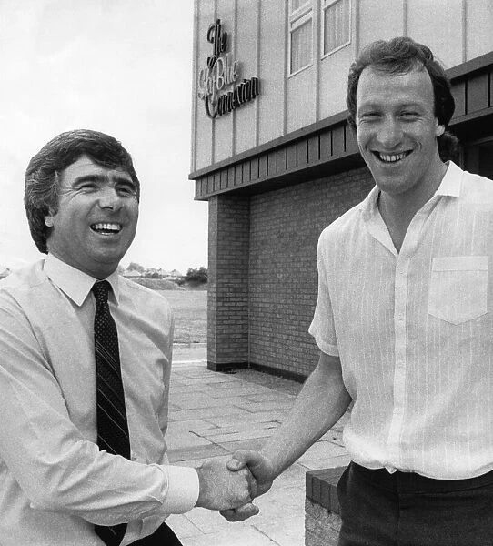 Steve Ogrizovic shakes hands with Bobby Gould after he signed up for Coventry City