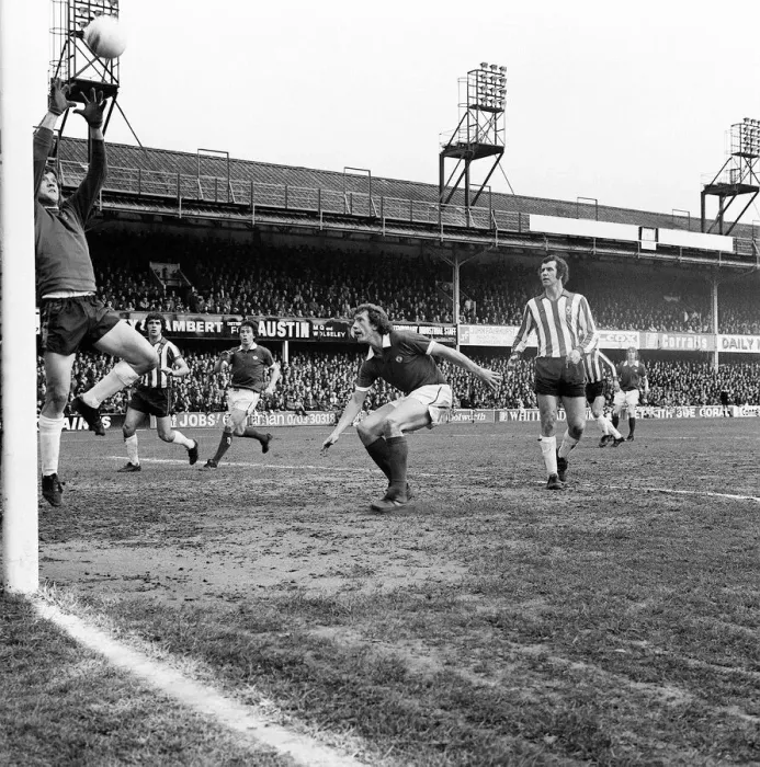 Framed Print : Stewart Houston of Manchester United April 1975 watches the Southampton goalkeeper Framed Print : Stewart Houston of Manchester United April 1975 watches the Southampton goalkeeper