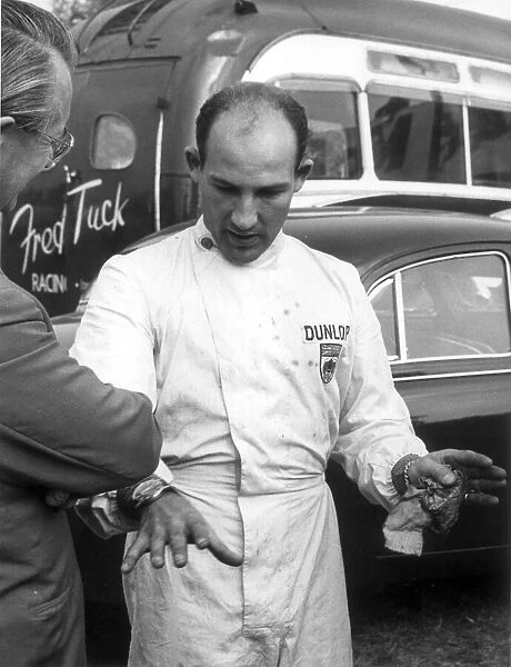 STIRLING MOSS IN CONVERSATION AT OULTON PARK - 25  /  09  /  1959 -----