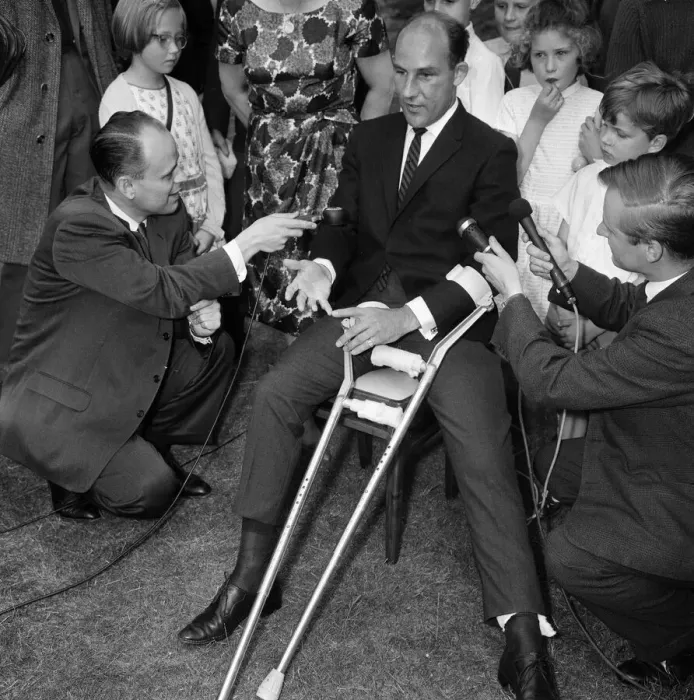 Framed Print : Stirling Moss leaving Atkinson Morley Hospital in Wimbledon Framed Print : Stirling Moss leaving Atkinson Morley Hospital in Wimbledon