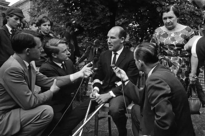 Framed Print : Stirling Moss leaving Atkinson Morley Hospital in Wimbledon Framed Print : Stirling Moss leaving Atkinson Morley Hospital in Wimbledon
