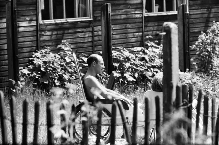 Framed Print : Stirling Moss talking to his friend Graham Hill while recovering at the Atkinson Morley Framed Print : Stirling Moss talking to his friend Graham Hill while recovering at the Atkinson Morley