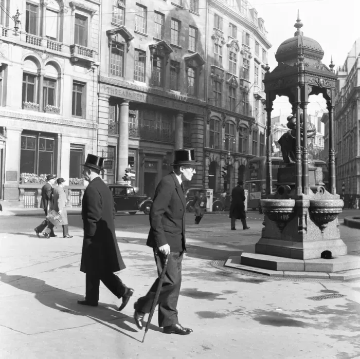 Framed Print : Stockbrokers near Throgmorton Street. 12th March 1954 Framed Print : Stockbrokers near Throgmorton Street. 12th March 1954