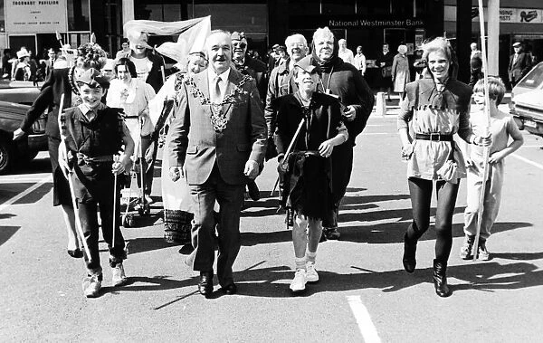 Stockton Mayor Ken Craggs sets off the Thornaby Impasse centre members on their third