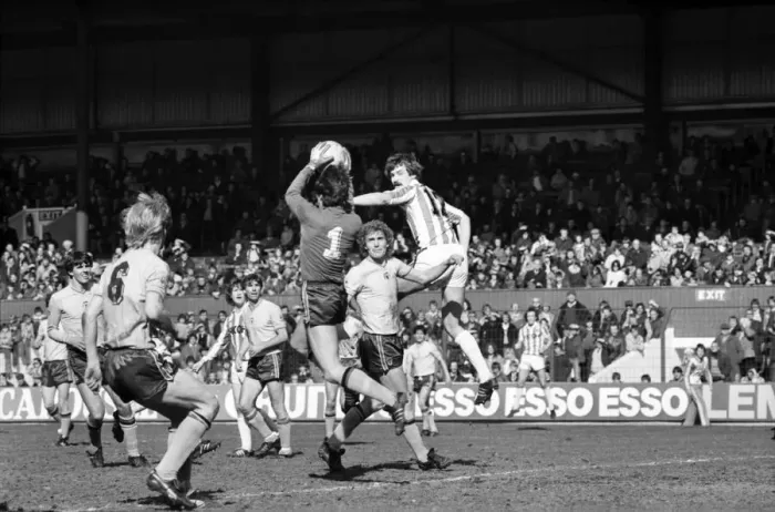 Framed Print : Stoke 0 v. Sunderland 1. April 1982 MF06-28-028 Local Caption Division 1 Football
