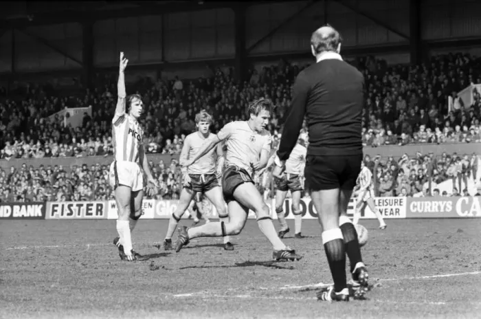 Framed Print : Stoke 0 v. Sunderland 1. April 1982 MF06-28-035 Local Caption Division 1 Football