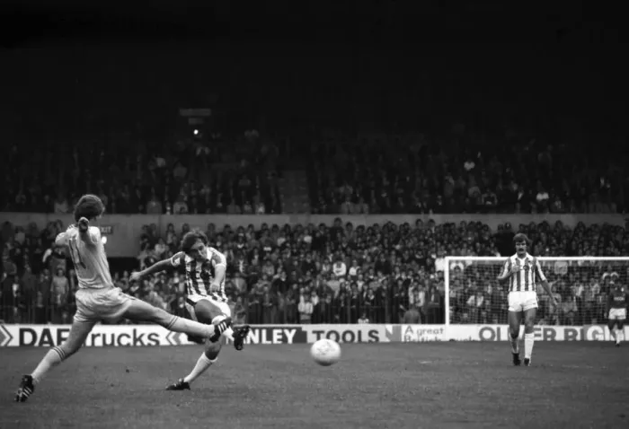 Framed Print : Stoke City 1 v. Nottingham Forest 2. Division one football September 1981 MF03-17-016 Framed Print : Stoke City 1 v. Nottingham Forest 2. Division one football September 1981 MF03-17-016