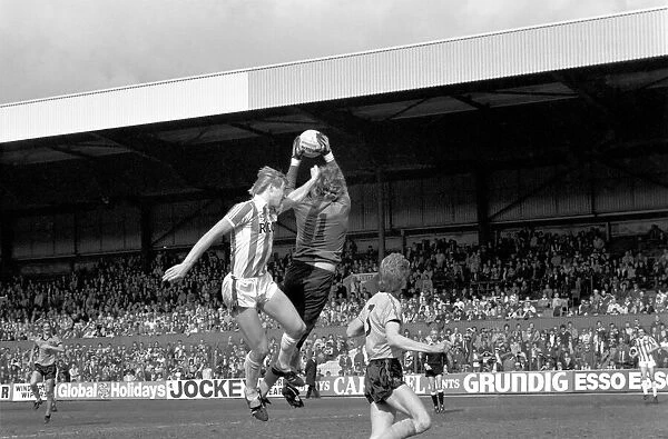 Stoke City 2 v. Wolverhampton Wanderers 1. Division 1 Football. April 1982 MF06-40-062