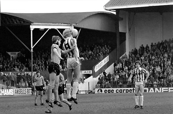 Stoke City 2 v. Wolverhampton Wanderers 1. Division 1 Football. April 1982 MF06-40-015