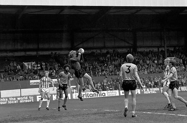 Stoke City 2 v. Wolverhampton Wanderers 1. Division 1 Football. April 1982 MF06-40-038