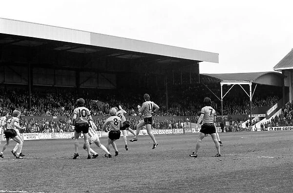 Stoke City 2 v. Wolverhampton Wanderers 1. Division 1 Football. April 1982 MF06-40-001