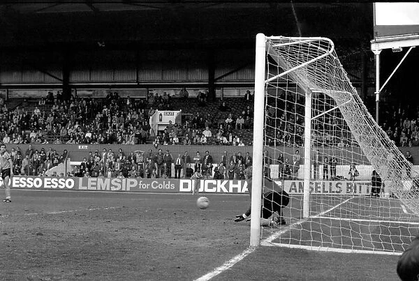 Stoke City 2 v. Wolverhampton Wanderers 1. Division 1 Football. April 1982 MF06-40-005