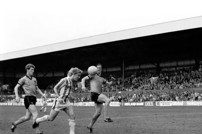 Framed Print : Stoke City 2 v. Wolverhampton Wanderers 1. Division 1 Football. April 1982 MF06-40-025 Framed Print : Stoke City 2 v. Wolverhampton Wanderers 1. Division 1 Football. April 1982 MF06-40-025