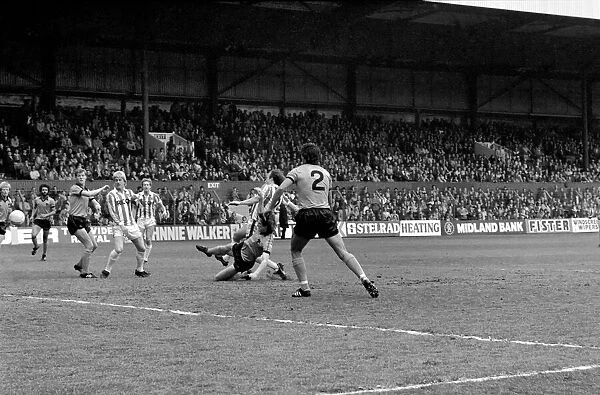 Stoke City 2 v. Wolverhampton Wanderers 1. Division 1 Football. April 1982 MF06-40-007