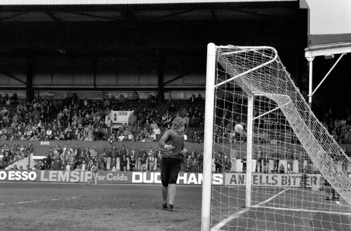 Framed Print : Stoke City 2 v. Wolverhampton Wanderers 1. Division 1 Football. April 1982 MF06-40-060 Framed Print : Stoke City 2 v. Wolverhampton Wanderers 1. Division 1 Football. April 1982 MF06-40-060