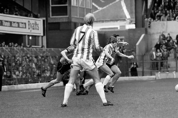 Stoke City 3 v. Wolverhampton Wanderers 2. Division One Football. May 1981 MF02-29-006