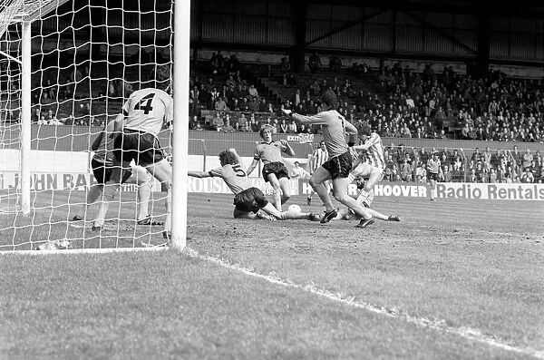 Stoke City 3 v. Wolverhampton Wanderers 2. Division One Football. May 1981 MF02-29-017