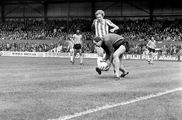 Stoke City 3 v. Wolverhampton Wanderers 2. Division One Football. May 1981 MF02-29-044