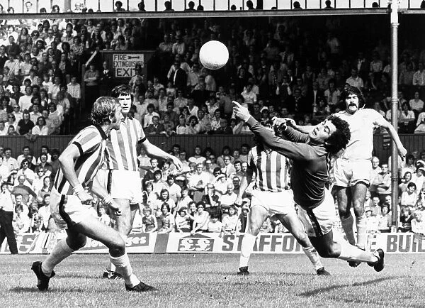 Stoke City v. Sunderland. 22nd August 1976. OPS Sunderlands Billy Hughes (R