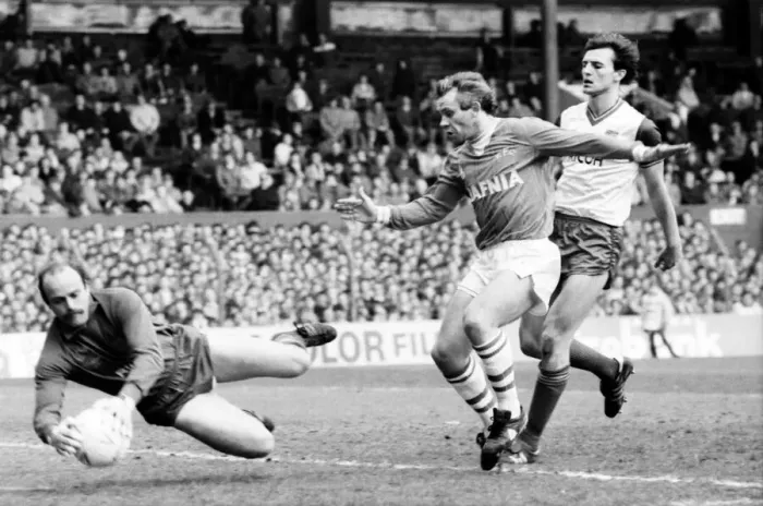 Framed Print : Stoke v. Everton. April 1985 MF21-51a-002 Peter Reid attempts to get the ball past