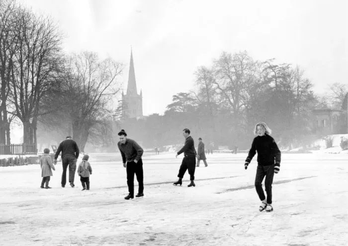 Framed Print : Stratford Parish Church forms part of the backcloth for ice-skaters on the River Avon Framed Print : Stratford Parish Church forms part of the backcloth for ice-skaters on the River Avon