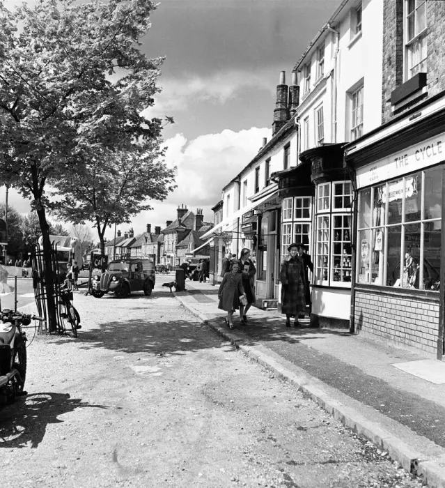 Framed Print : Street scene in Beaconsfield, Buckinghamshire. Women and young girls walking down