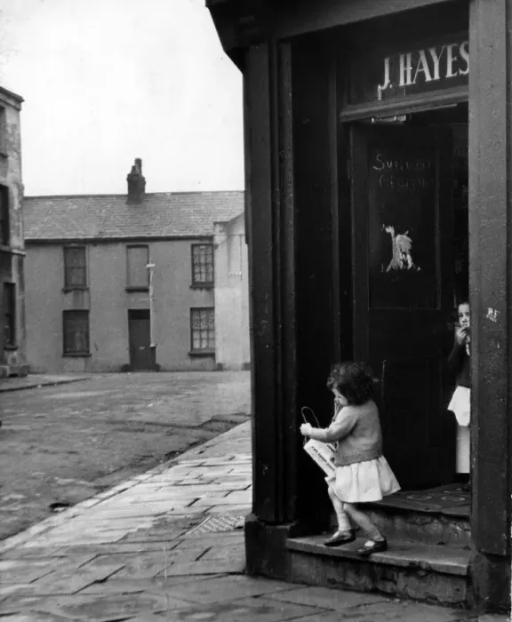 Framed Print : Street scene in Butetown, Cardiff. 12th February 1960 Framed Print : Street scene in Butetown, Cardiff. 12th February 1960