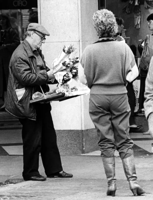 Framed Print : A street trader selling flowers on Northumberland Street, Newcastle on 19th October 1984